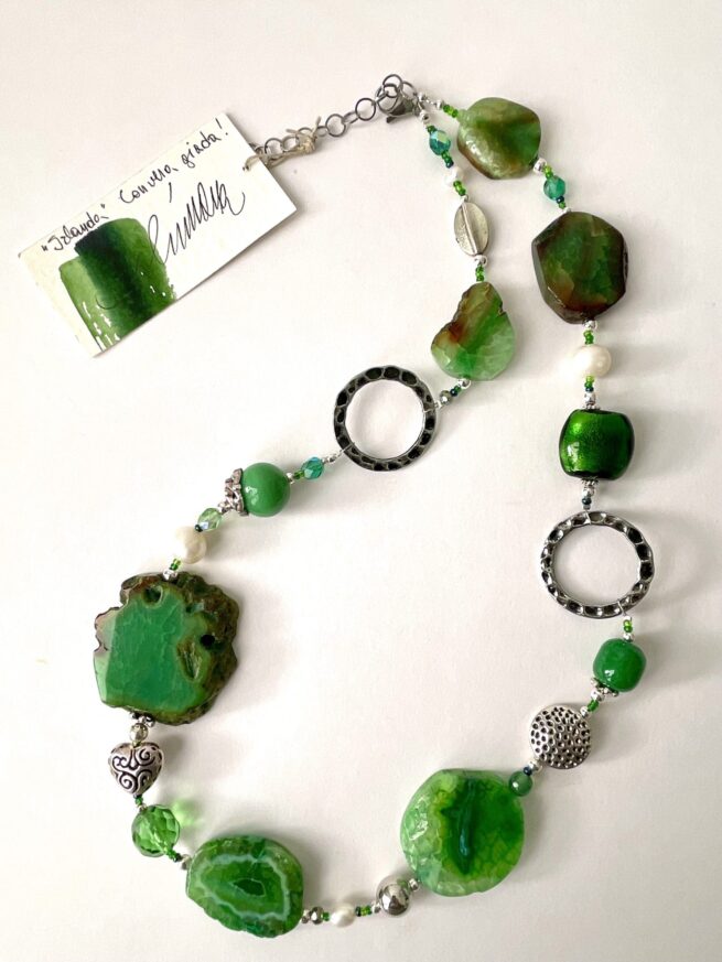 collana verde agata chiamata Irlanda distesa sfondo bianco foto principale