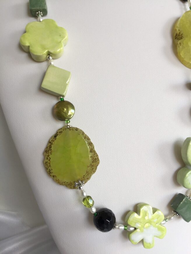 collana verde lime pietre ceramica nome Amalfi particolare lato sinistro