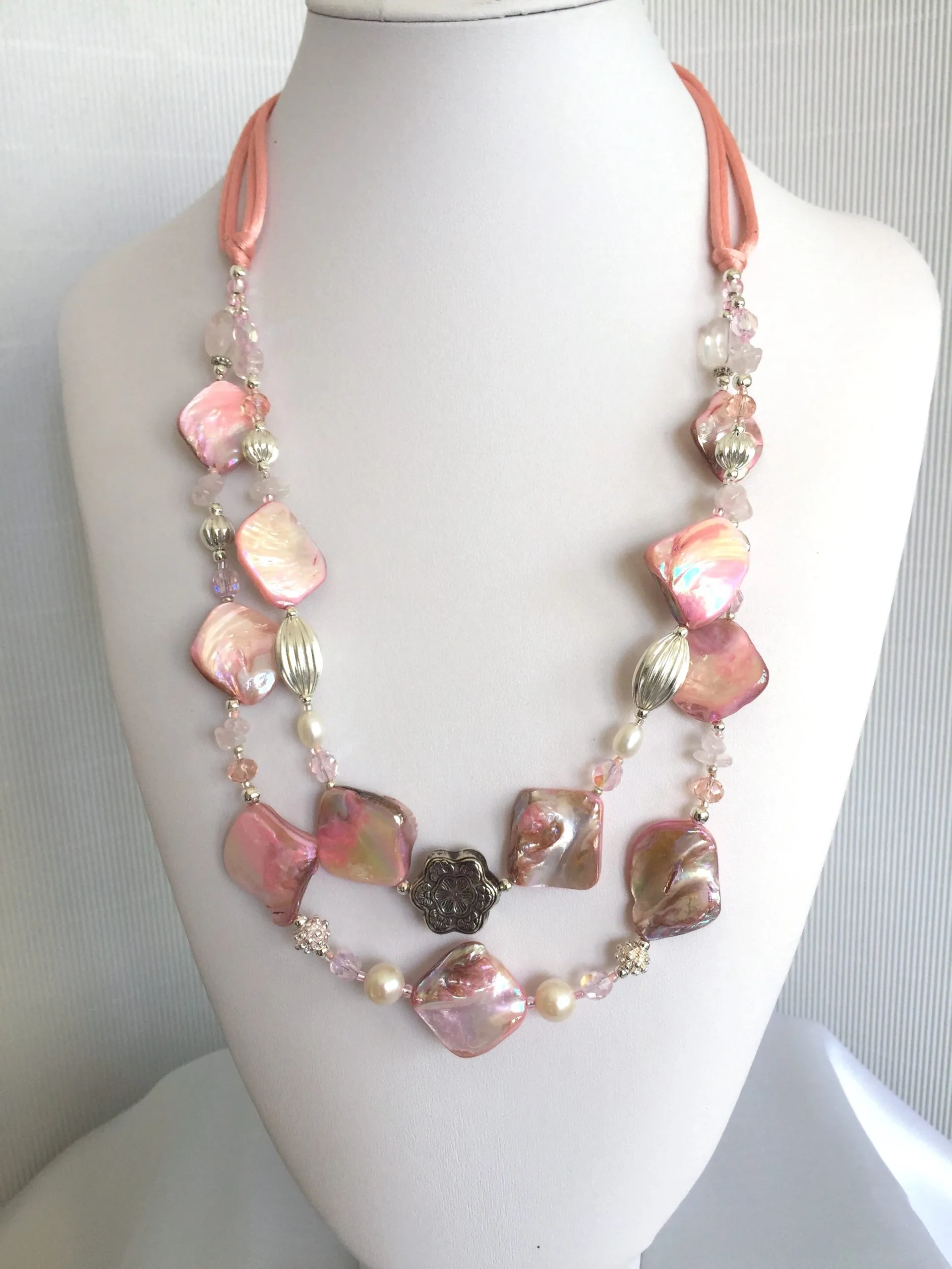 ELEONORA - Collana rigida oro rosa, con fiori in madreperla, perle d’acqua  dolce e Swarovski