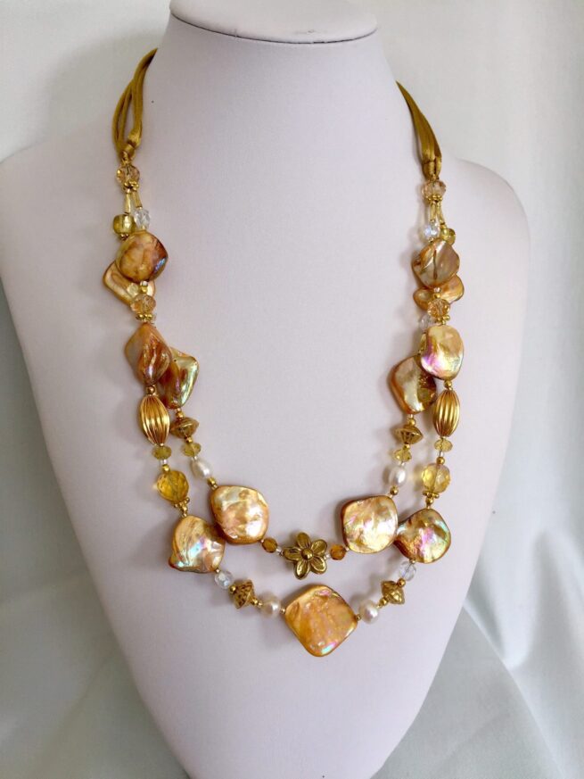 collana color giallo oro madreperla due fili di nome Luminosa Oro perle cristalli frontale su busto