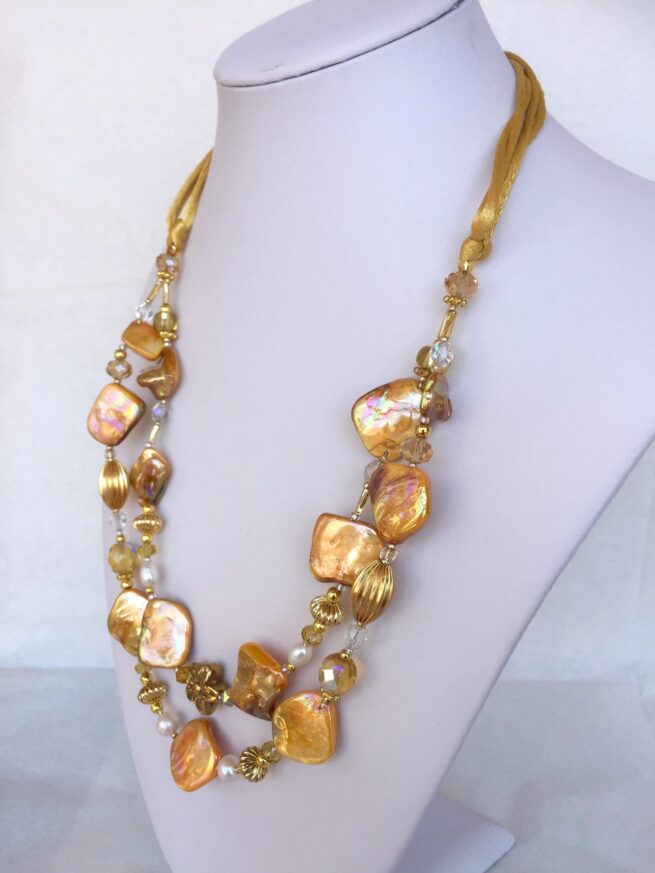 collana color giallo oro madreperla due fili di nome Luminosa Oro perle cristalli busto lato destro