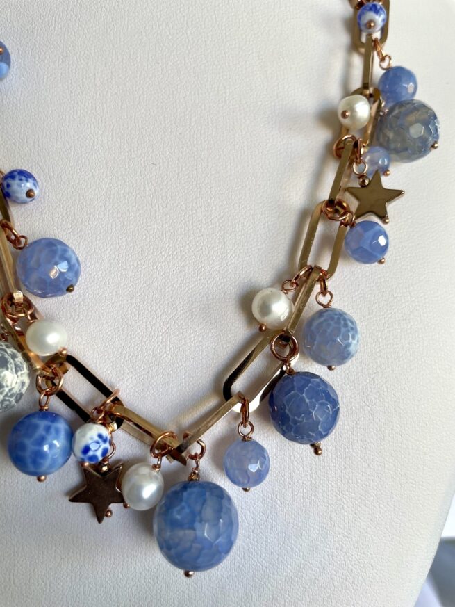 collana azzurra agata perle acciaio nome Fiordaliso particolare lato destro