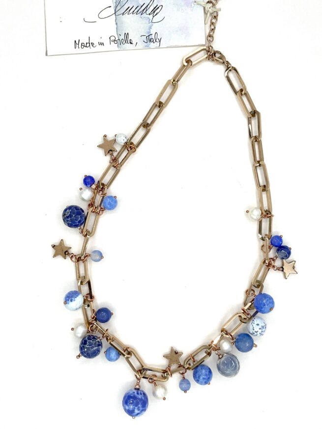collana azzurra agata perle acciaio nome Fiordaliso sfondo bianco puro