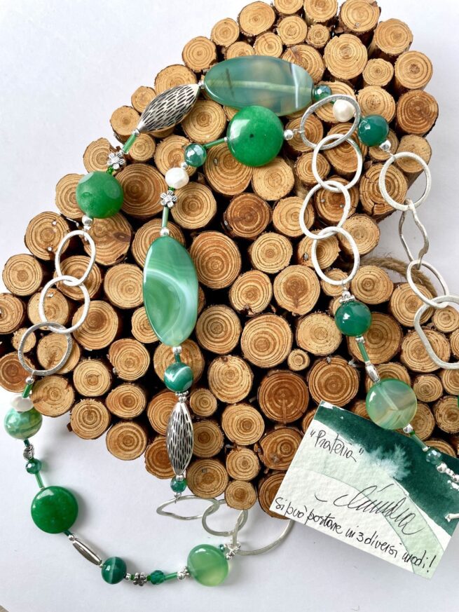 collana verde pietre dure catena chiamata Prateria distesa sfondo cuore legno