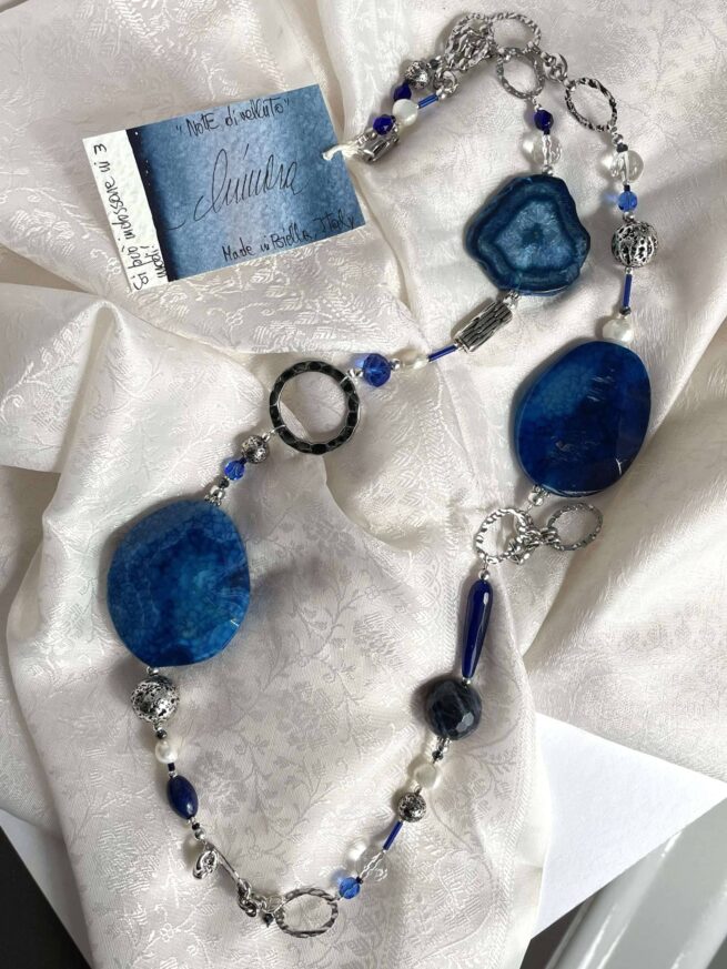 collana blu pietre dure perle chiamata Notte di velluto distesa lunga su seta bianca