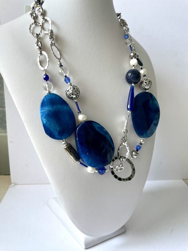collana blu pietre dure perle lunga chiamata Notte di velluto busto doppia lato sinistro