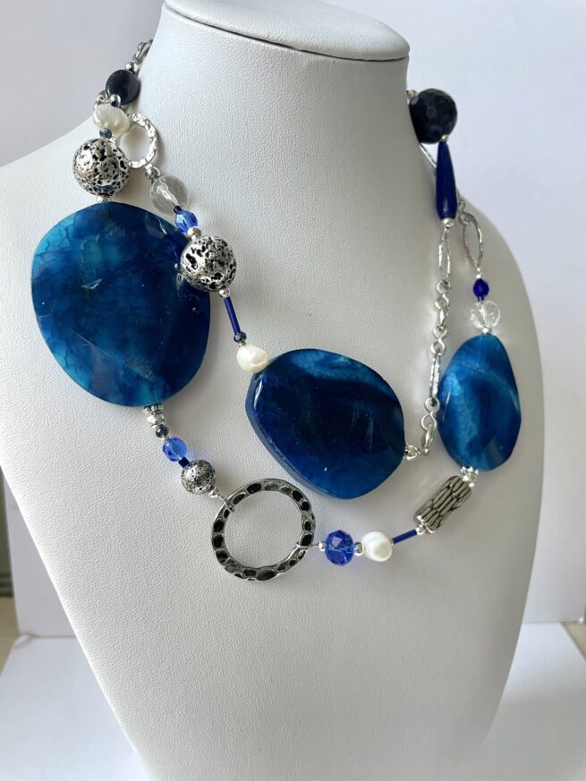 collana blu pietre dure perle lunga chiamata Notte di velluto busto lato sinistro