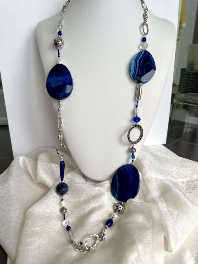 collana blu pietre dure perle chiamata Notte di velluto busto lunga