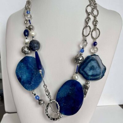 collana blu pietre dure perle lunga chiamata Notte di velluto busto frontale due giri lunghi