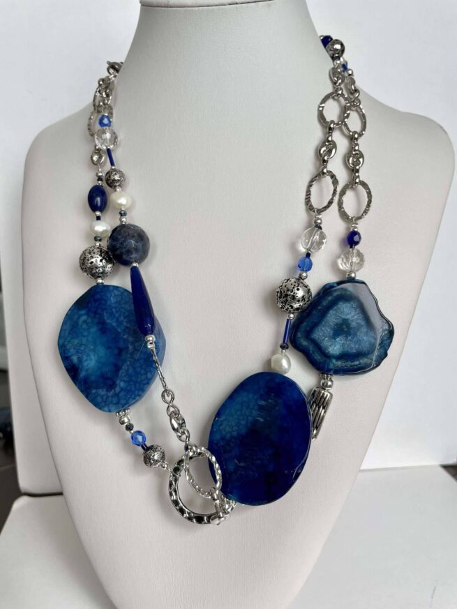 collana blu pietre dure perle lunga chiamata Notte di velluto busto frontale due giri lunghi