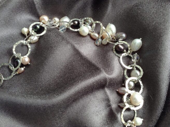 collana girocollo perle argento chiamata Pallida Luna sfondo sciarpa grigia