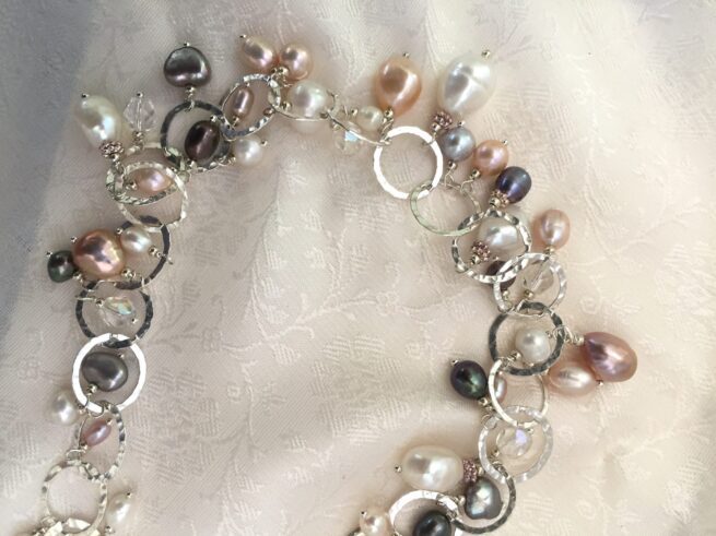 collana girocollo perle argento chiamata Pallida Luna distesa particolare