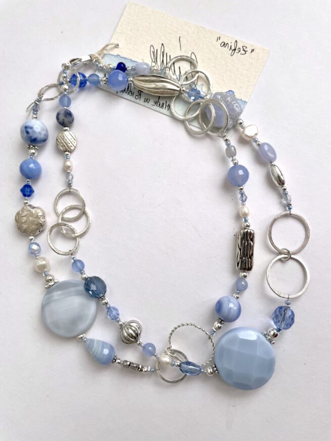 collana azzurra lunga calcedonio argento di nome Zefiro distesa doppia sfondo bianco