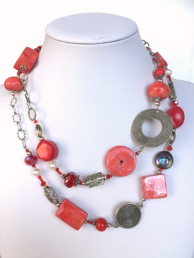 collana rossa ceramica corallo lunga chiamata fiamma busto frontale foto principale