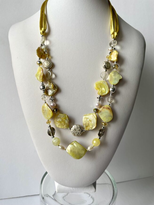 Elegante collana madreperla gialla di nome Luminosa Lemon a due fili con agata perle cristalli Boemia regolabile