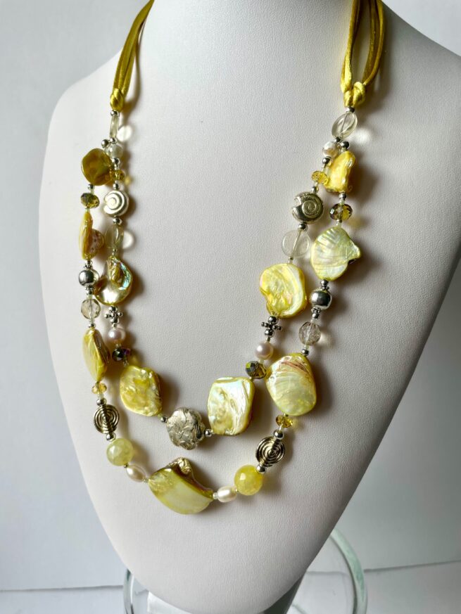 Elegante collana madreperla gialla di nome Luminosa Lemon a due fili con agata perle cristalli Boemia regolabile