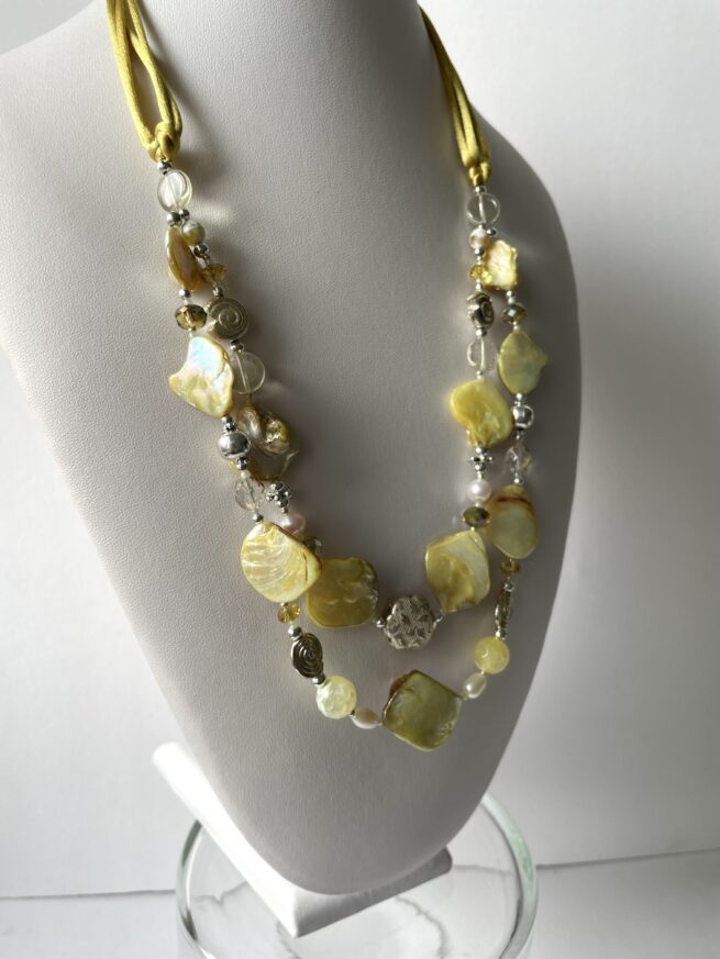 Elegante collana madreperla gialla di nome Luminosa Lemon a due fili con agata perle cristalli Boemia regolabile