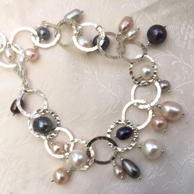 bracciale catena argento perle vari colori di nome Pallida Luna disteso intero