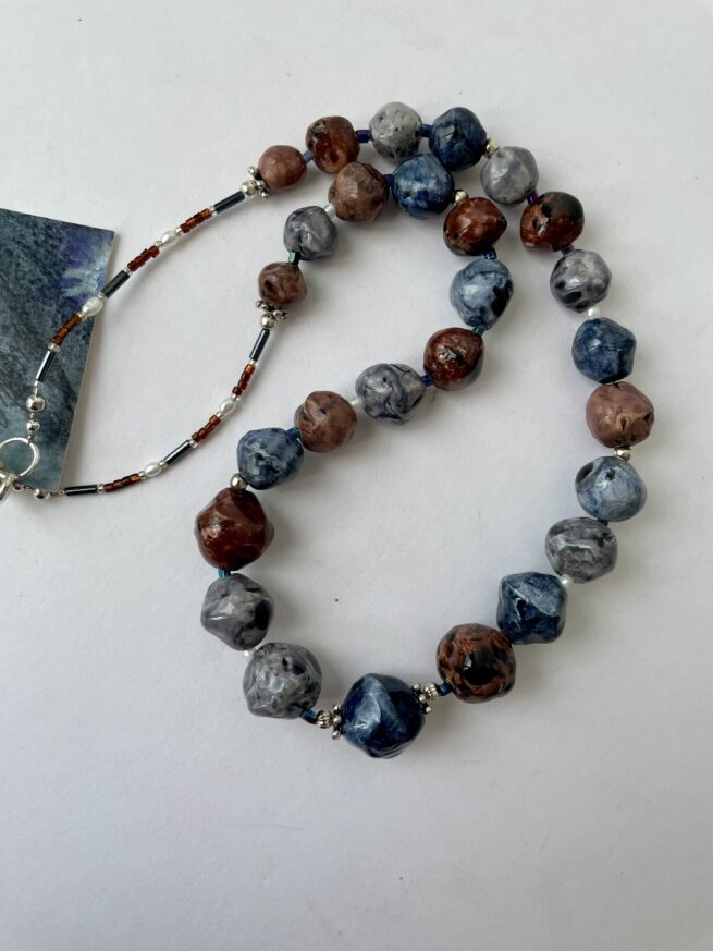 collana blu grigio marrone ceramica pallotte di nome Lanzarote distesa intera