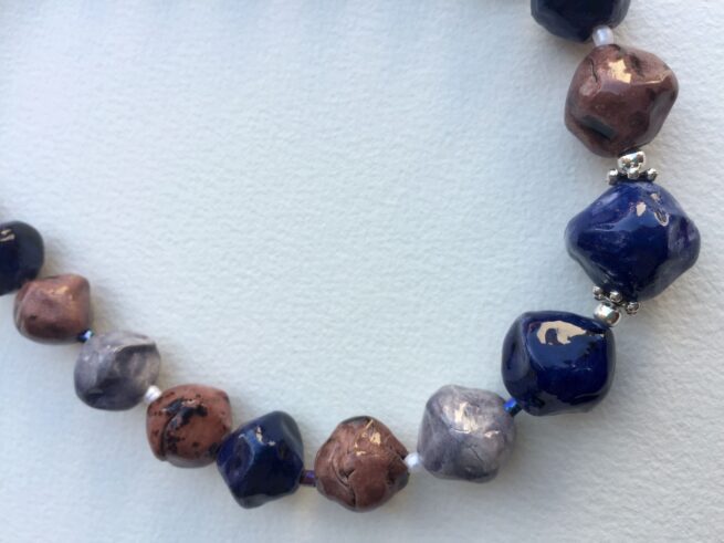 collana blu grigio marrone ceramica pallotte di nome Lanzarote particolare centrale