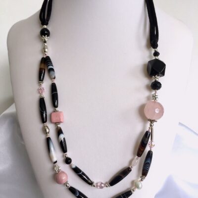 collana nera agata ceramica rosa di nome Geisha busto frontale