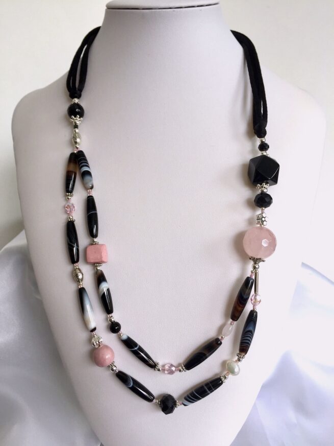 collana nera agata ceramica rosa di nome Geisha busto frontale